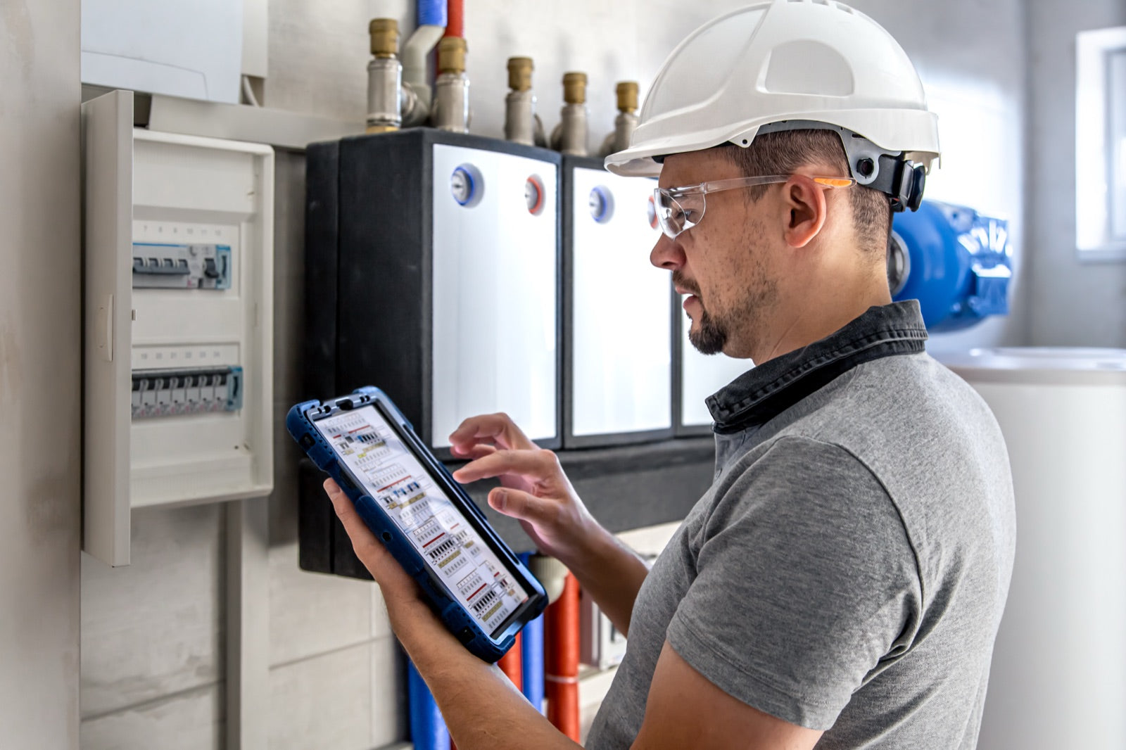 Technicien intervenant sur un tableau de commande CVC