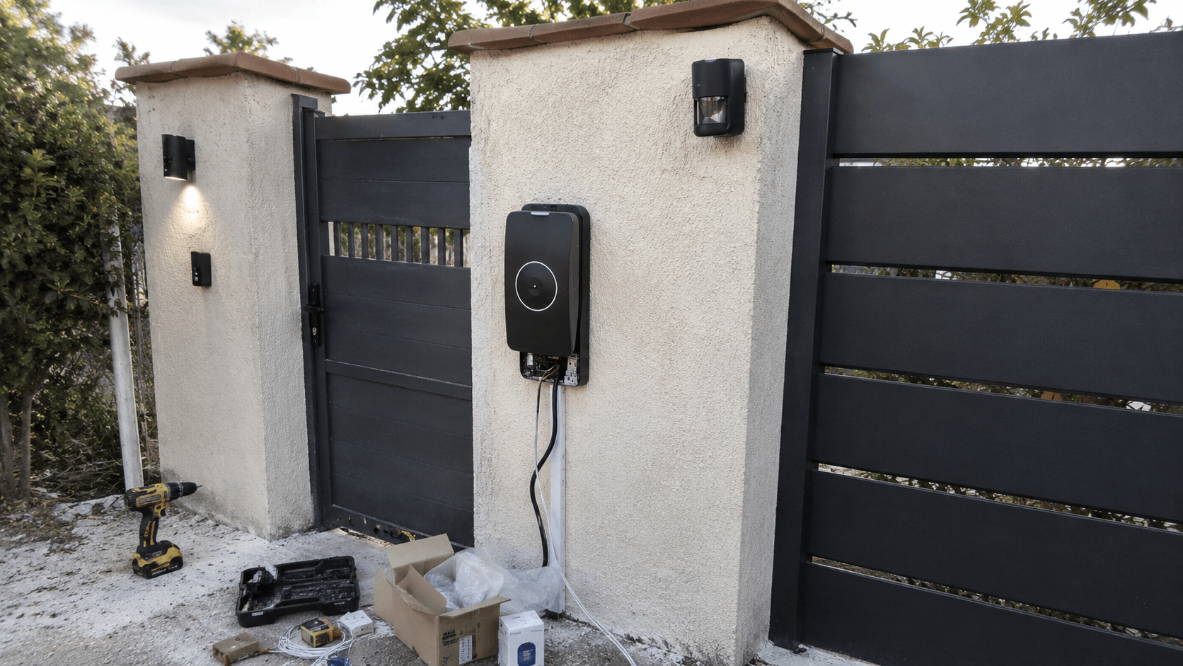 Portail d’une maison individuelle équipé d’un contrôle d’accès et d’un éclairage de sécurité