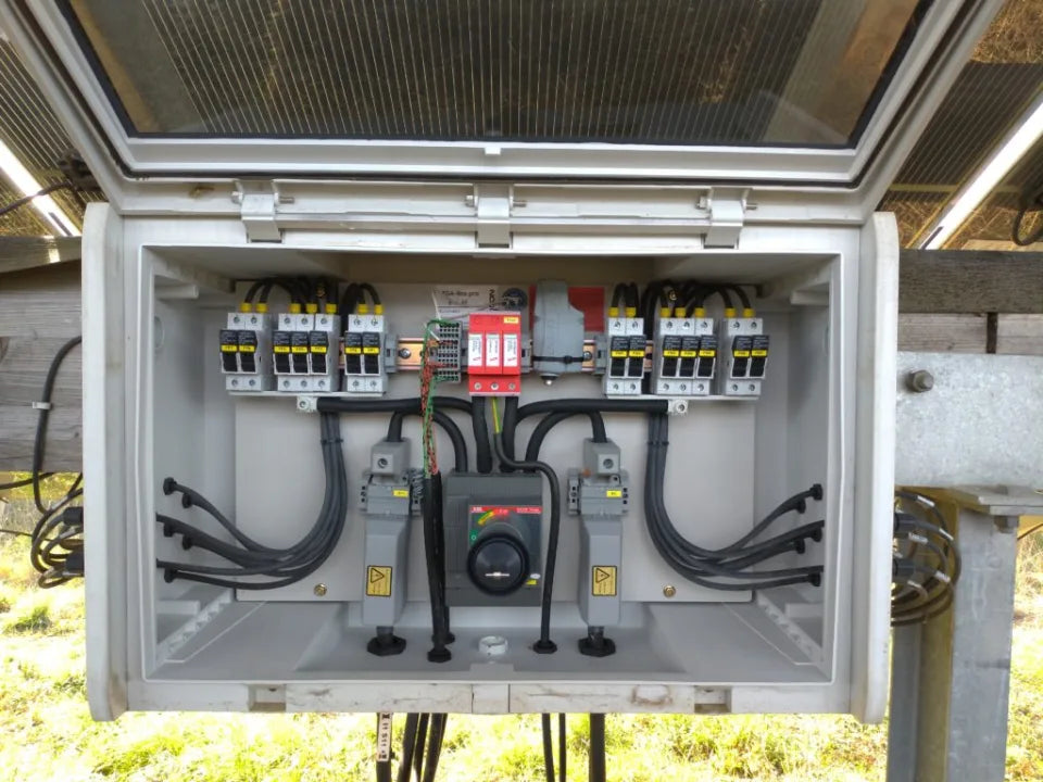 Armoire de contrôle GTB et équipements techniques d’un bâtiment