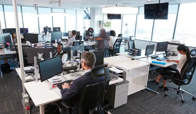 Espace de bureaux partagé avec postes de travail